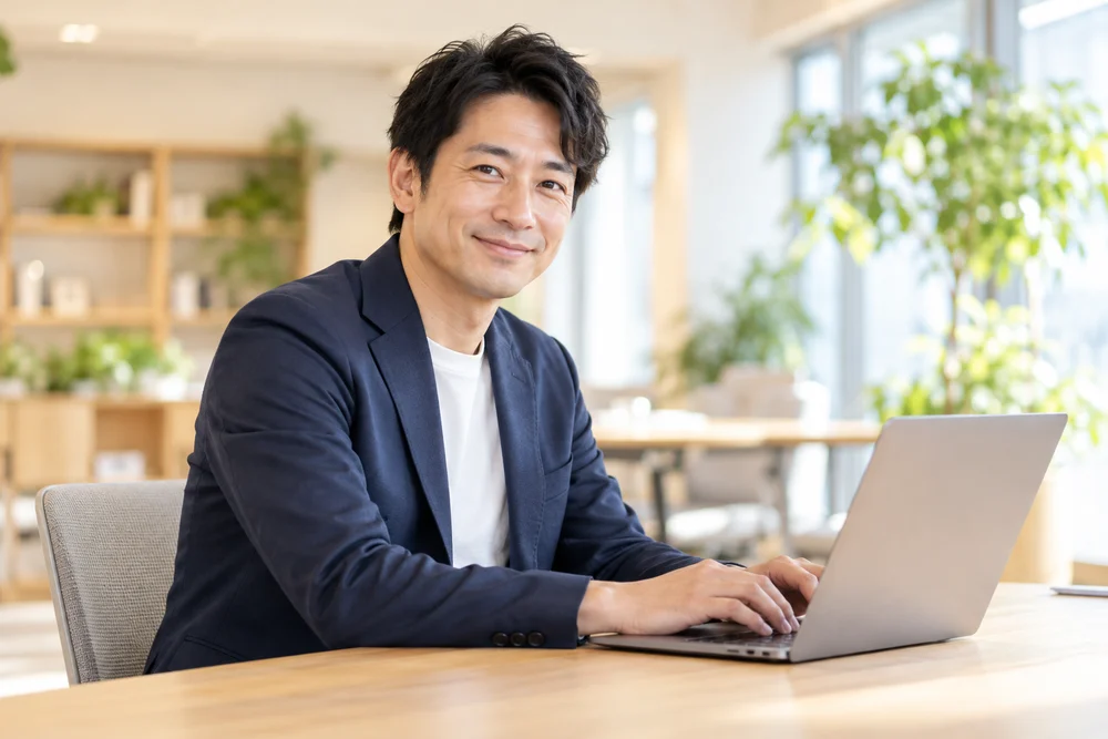 オフィスでパソコンを使う男性のイメージ